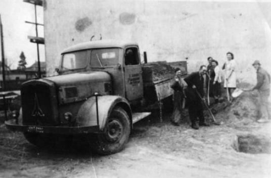 Historischer Lastwagen des Betriebs Kaspar Schneider