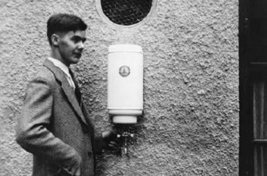 Monteur bei der Installation